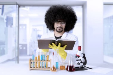 Afro bilim adamı bir ders kitabı okuma