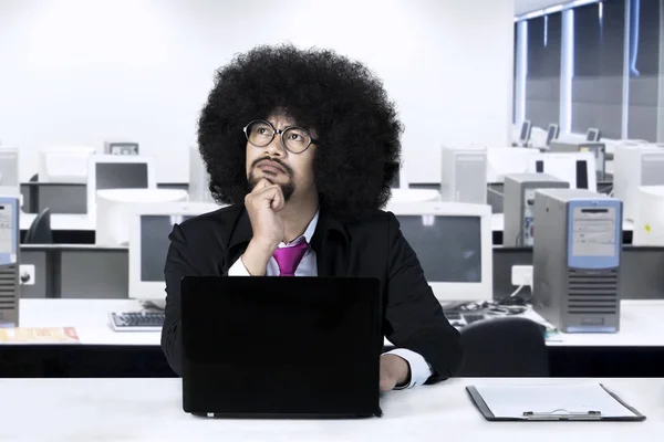 Empresário africano que pensa a ideia no escritório — Fotografia de Stock