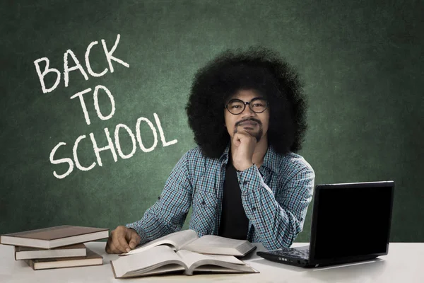 Afrikanischer Schüler lernt in der Klasse — Stockfoto