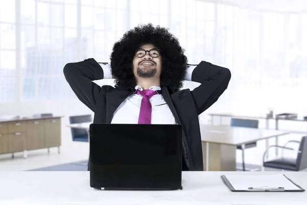 Afro-Geschäftsmann träumt im Büro — Stockfoto