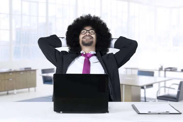 Afro homme d'affaires rêveur dans le bureau — Photo