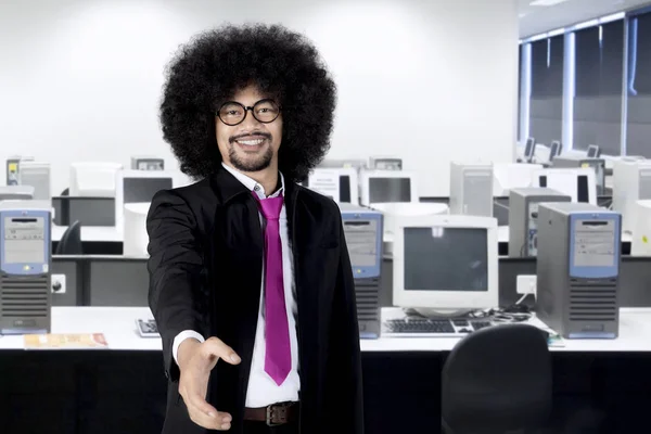 Afro empresário oferecendo aperto de mão no local de trabalho — Fotografia de Stock