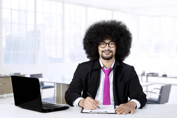 Afro ondernemer glimlachend op camera — Stockfoto