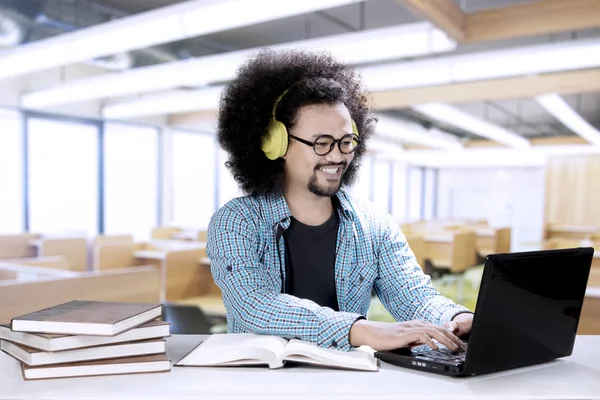 Afro student musik med hörlurar — Stockfoto