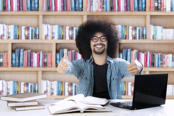 Afro student duimen omhoog in de bibliotheek weergeven — Stockfoto