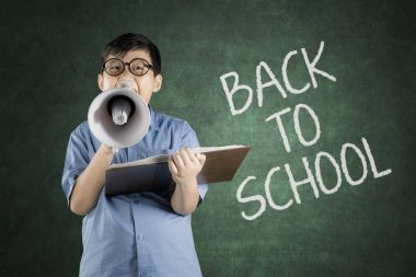 Megafon sınıfta bağırıp çocuk