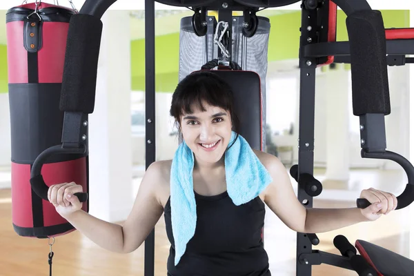 Arabian woman workout with weight machine — Stock Photo, Image