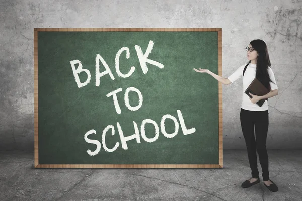 Asian student shows text of Back to School — Stock Photo, Image