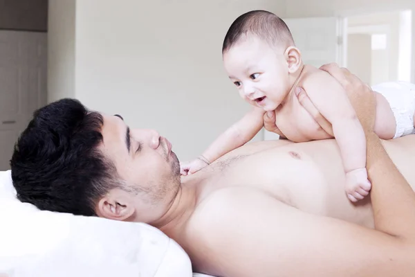 Menino sorrindo para seu pai — Fotografia de Stock