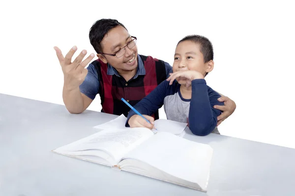 Pojke lär sig räkna med pappa — Stockfoto