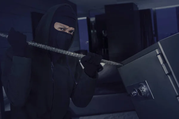 Burglar opens safe deposit with crowbar — Stock Photo, Image