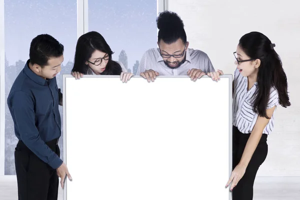 Équipe d'affaires regarder tableau blanc vide — Photo