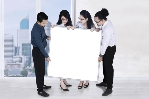 Команда бизнесменов представляет пустой баннер — стоковое фото