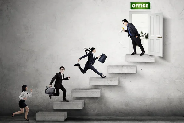 Businesspeople running to enter the office — Stock Photo, Image