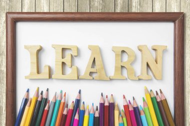 Renkli kalemler ve çerçeve içinde kelime öğrenmek