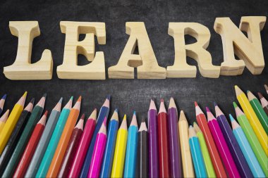 Öğrenin kelime bir kara tahta üzerinde ile renkli kalemler