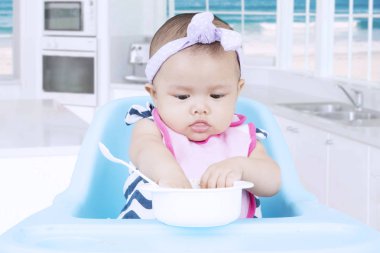 Şirin bebek sandalyesi üzerinde yemek
