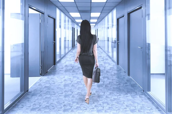 Zakenvrouw wandelen in de office-corridor — Stockfoto