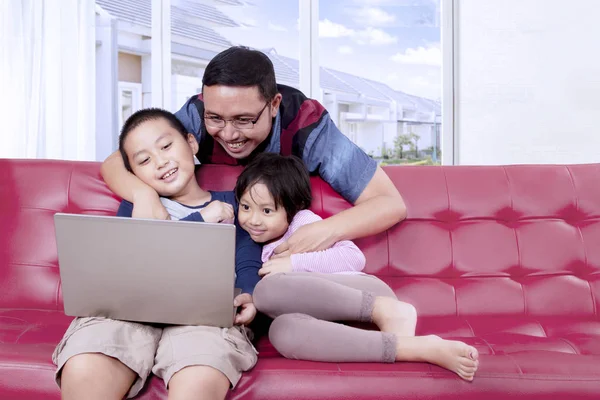 Веселый отец и его дети смотрят кино — стоковое фото