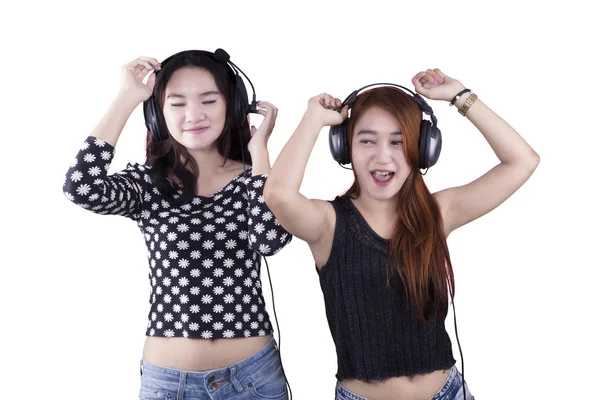 Chicas alegres escuchando música — Foto de Stock
