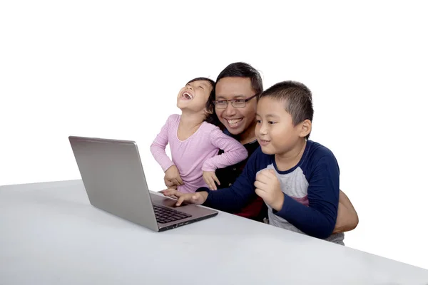 Veselé děti a táta pomocí přenosného počítače — Stock fotografie