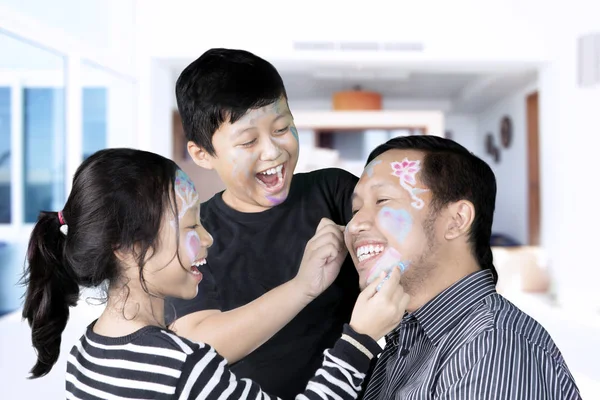 Los niños pintan en el rostro de su padre — Foto de Stock