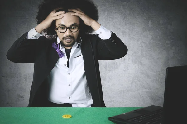 Hombre afro deprimido pierde en el póquer en línea —  Fotos de Stock