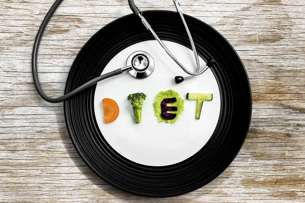 Tekst dieta stetoskopem na talerzu — Zdjęcie stockowe