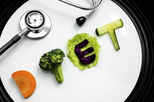 Słowo dieta stetoskopem na talerzu — Zdjęcie stockowe