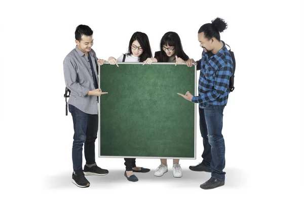 Φοιτητών ποικιλομορφίας που παρουσιάζουν έναν κενό πίνακα κιμωλίας — Φωτογραφία Αρχείου
