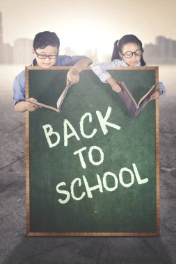 İlkokul öğrencileri okula geri metnin arkasına