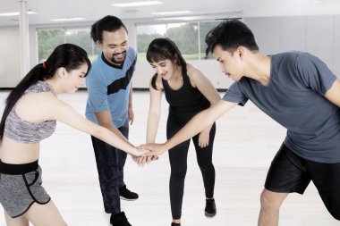 Ellerini gençler katılma