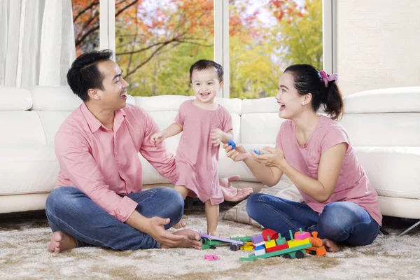 Rodina hrát s hračkami v obývacím pokoji — Stock fotografie