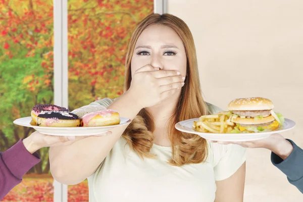 Mujer gorda cerrada boca para alimentos poco saludables —  Fotos de Stock