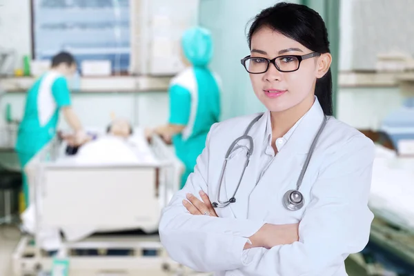 Femme médecin semble confiant à l'hôpital — Photo