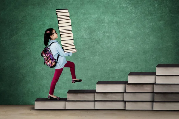 Vrouwelijke kind uitvoering van schoolboeken — Stockfoto