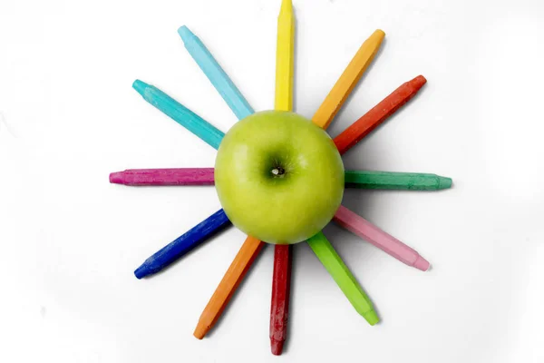 Čerstvé jablko s barevné pastelky — Stock fotografie