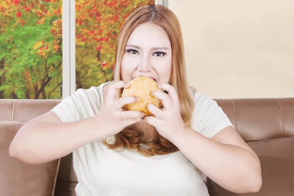 Mujer codiciosa con sobrepeso come hamburguesa —  Fotos de Stock