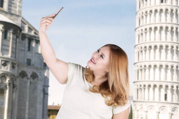 Happy woman taking selfie photo at pizza tower — Stock Photo, Image