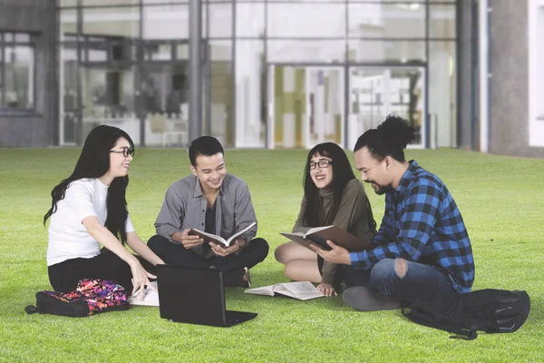 Estudiantes de secundaria discutiendo en el parque — Foto de Stock