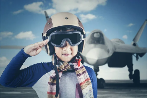 Мальчик с реактивным самолётом — стоковое фото