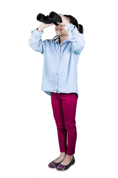 Menina usando um binocular — Fotografia de Stock