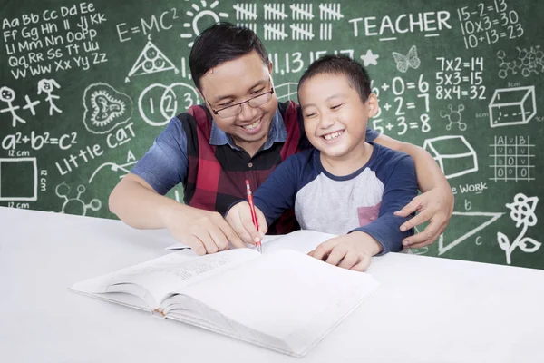 Αρσενικό δάσκαλο καθοδηγεί τον φοιτητή να μάθει — Φωτογραφία Αρχείου