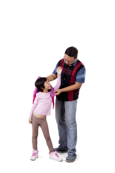 Άνδρας βοηθά την κόρη του να φορέσει τσάντα — Φωτογραφία Αρχείου