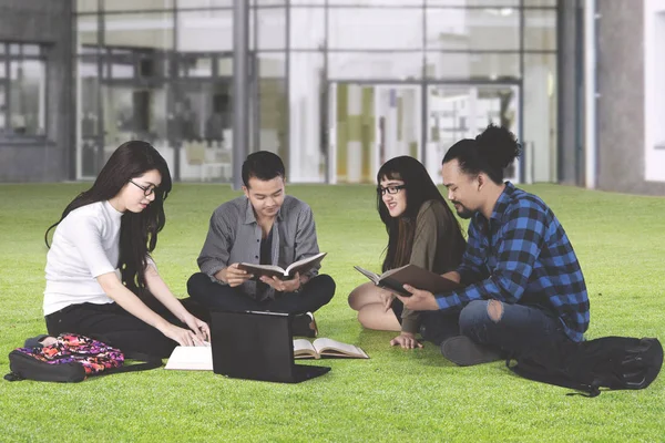 Multiracial studenter som studerar vid park — Stockfoto