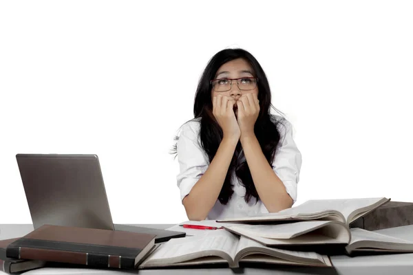 Estudiante nervioso estudiando para el examen —  Fotos de Stock