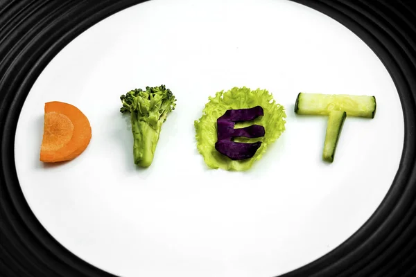 Нарізаний овочевий салат у формі дієти — стокове фото