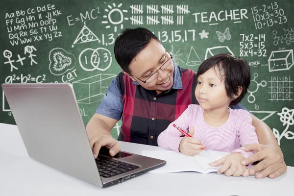 Lehrer hilft seinem Schüler mit Laptop — Stockfoto