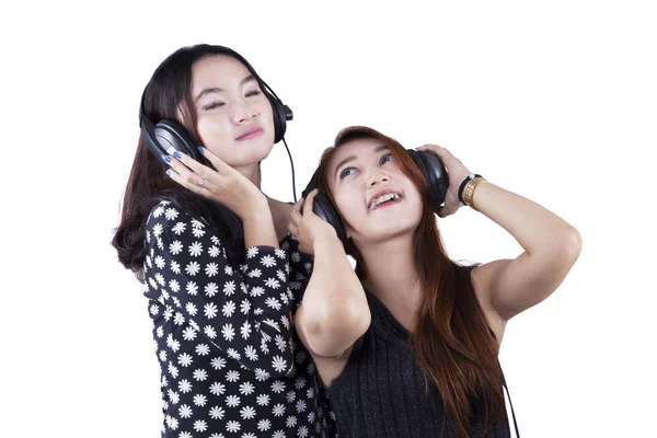Έφηβες με ακουστικά, ακούγοντας μουσική — Φωτογραφία Αρχείου