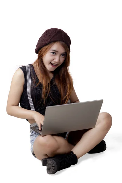 Chica adolescente de moda usando el ordenador portátil — Foto de Stock